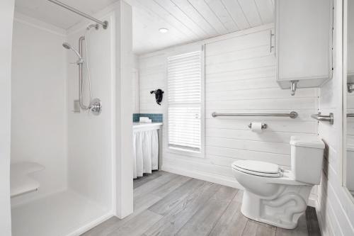 ein weißes Badezimmer mit Toilette und Waschbecken in der Unterkunft Sun Outdoors San Diego Bay in Chula Vista