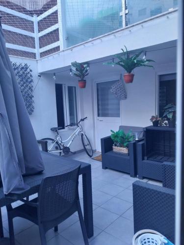 un patio con mesa, sillas y bicicleta en Capital, en Almada