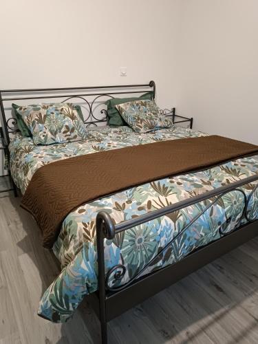 En eller flere senge i et værelse på Maison aux portes de Genève et jacuzzi