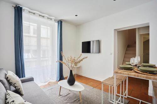 Apartment Louvre Museum by Studio prestige