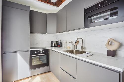 Apartment Louvre Museum by Studio prestige