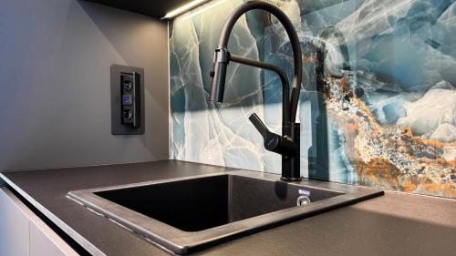 Kuchyň nebo kuchyňský kout v ubytování Bijelić Luxury Apartment with Jacuzzi