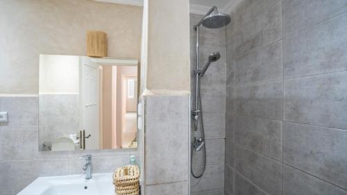 a bathroom with a shower and a sink at Appartement cosy, calme, détente, piscines, jardins in Marrakech
