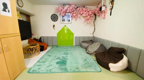 a room with a large rug on the floor at 雲波館 in Nagoya