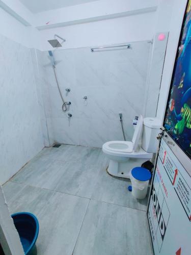 a small bathroom with a toilet and a shower at Samuu Homestay Mirissa in Mirissa