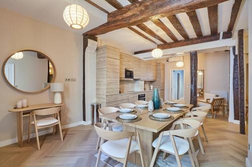 Apartment Center of Paris by Studio prestige