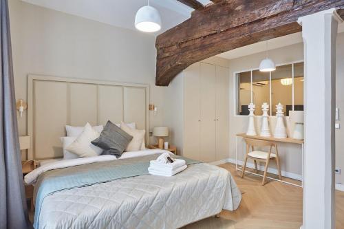 Apartment Center of Paris by Studio prestige