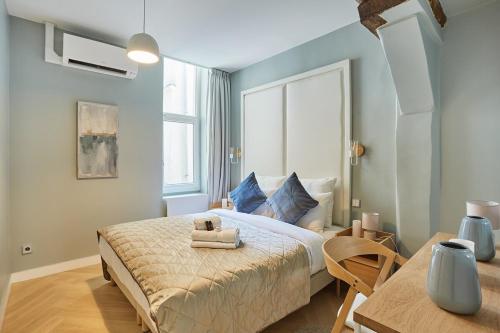Apartment Center of Paris by Studio prestige