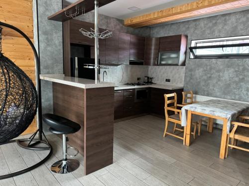 Η κουζίνα ή μικρή κουζίνα στο bakurian