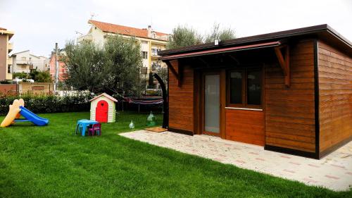 een klein huis met een speeltuin in een tuin bij Dependance Con Giardino A Pescara in Pescara