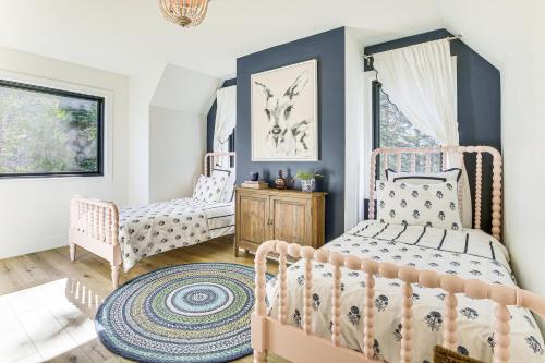 Ένα ή περισσότερα κρεβάτια σε δωμάτιο στο Walk to Lake Arrowhead Village! Home with Lake Views