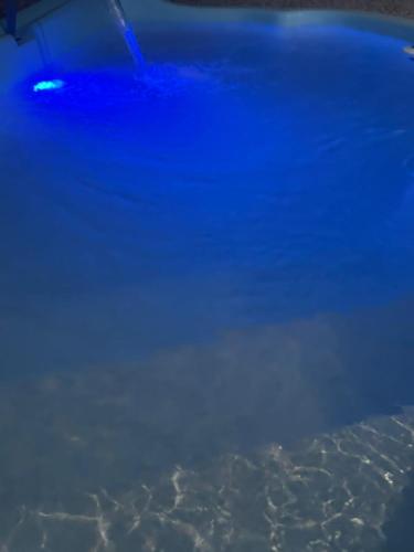 een uitzicht op de vleugel van een vliegtuig dat over de oceaan vliegt bij Cabana Anitápolis in Annitapolis