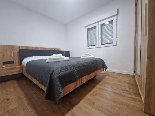 una camera da letto con un letto con due asciugamani sopra di Renovated & Comfortable Apartment with Lift a Castellón de la Plana