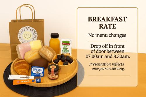 un cestino di prodotti per la colazione con una borsa di cibo di Trindade Premium Apartments a Porto