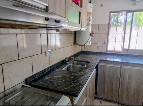 Η κουζίνα ή μικρή κουζίνα στο DEPTO en COSQUIN EXCELENTE UBICACION