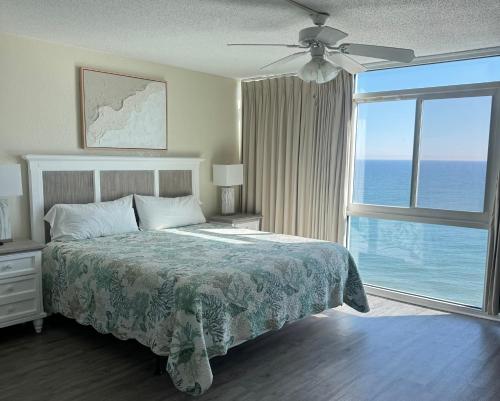 Postel nebo postele na pokoji v ubytování Club Regency at Regency Towers