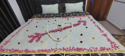 Postel nebo postele na pokoji v ubytování HILL BIRD HOME STAY Ooty