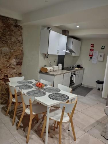 a kitchen with a table and chairs in a room at Pátio Da Gata in Coimbra
