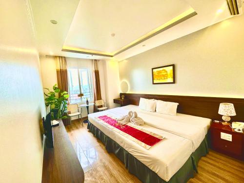a hotel room with a large bed in a room at GIANG SƠN Hotel in Cat Ba