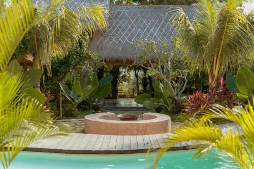 een tuin met een fontein in het midden van een vijver bij Lulu's Villas in Uluwatu