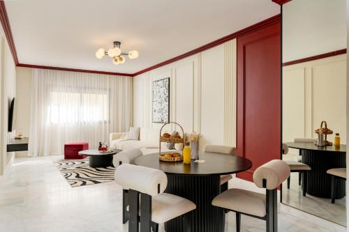 The Loft Residence by GoodMove - Maarif Casablanca في الدار البيضاء: غرفة معيشة مع طاولة وكراسي