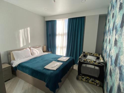 Una habitación de hotel con una cama y una ventana. en Hotel Qumli Apartment with mountain views, en Kʼumlistsʼikhe