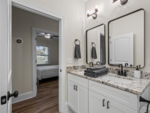 bagno con lavandino e 2 specchi di Seabreeze Pines a Crawfordville