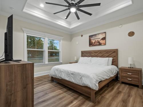 una camera da letto con un letto e un ventilatore a soffitto di Seabreeze Pines a Crawfordville