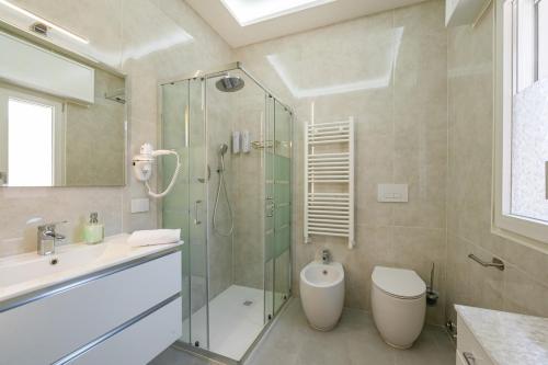 Un baño con ducha, inodoro y lavabo. en Harmony's Nest - Vicino a treno e Fiera Milano, en Rho