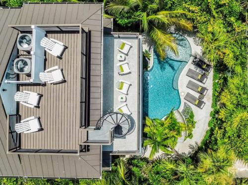 een uitzicht over een zwembad en een resort bij Summer Shores Estate in Bailey Hall