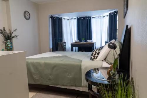 Postel nebo postele na pokoji v ubytování Perfect Location! All include Tampa Private Suite