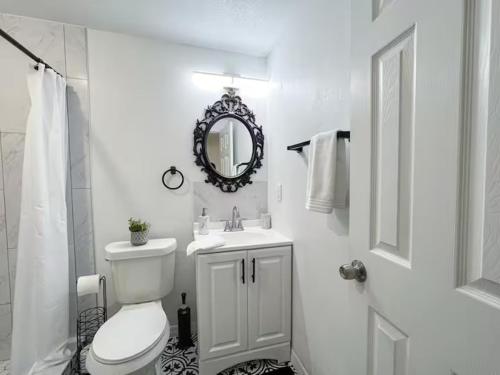 Koupelna v ubytování Perfect Location! All include Tampa Private Suite