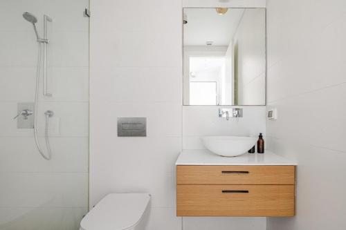 Ванная комната в boutique apartment by Dizengoff square