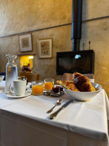 Le Relai Valdieu في Courgeon: طاولة مع طبق من الطعام على طاولة