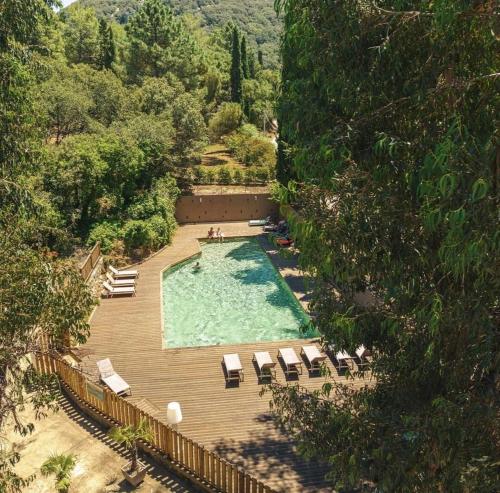 an overhead view of a pool with chairs and a deck at ZEcamping 3 étoiles animaux acceptés in Sartène