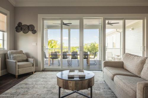 Χώρος καθιστικού στο Mirador House -Pool & Dock!