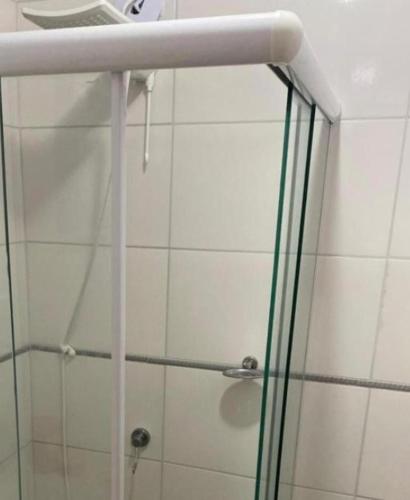 um chuveiro com porta de vidro em um banheiro em Casa com excelente acomodação em Itatiaia