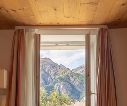 una ventana con vista a una montaña en Lifestyle & Spa Hotel Grächerhof, en Grächen