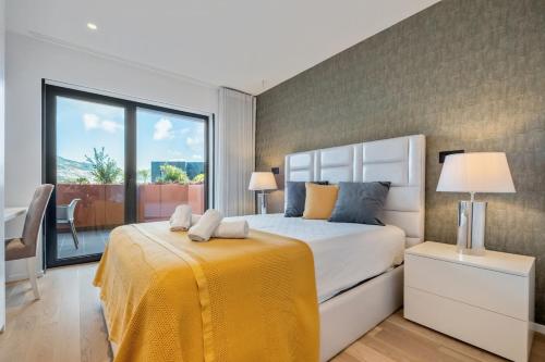 Apartamento Moderno T2 com Pátios e Acesso a Piscina