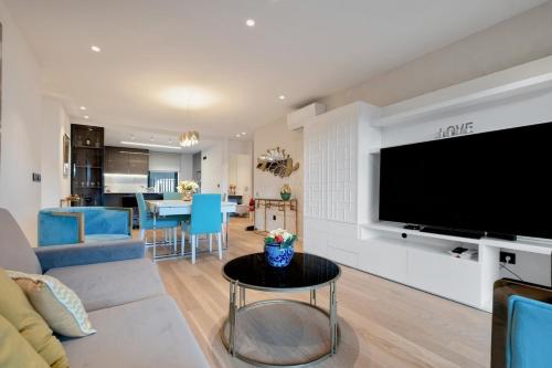 Apartamento Moderno T2 com Pátios e Acesso a Piscina