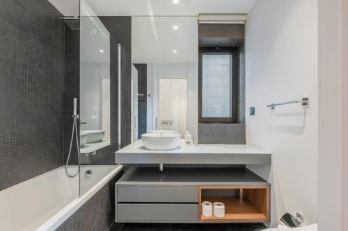 Apartamento Moderno T2 com Pátios e Acesso a Piscina