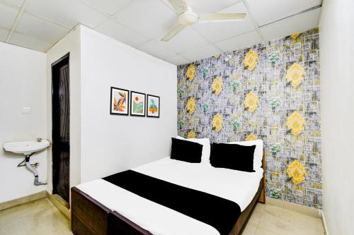 Ένα ή περισσότερα κρεβάτια σε δωμάτιο στο SPOT ON Nakshatra Lodge