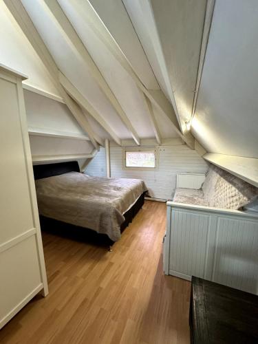 a bedroom with a bed and a window in a room at 3 bedrooms Family House till 6 p Near Amsterdam & Sea in Opmeer