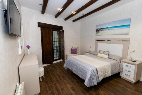 una camera da letto con un letto e una televisione di Casa Rural EL CAMPICO a Puerto de Mazarrón