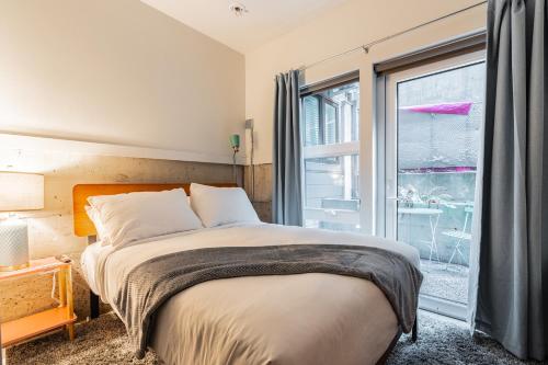 Ένα ή περισσότερα κρεβάτια σε δωμάτιο στο Downtown Edge-Stylish Studio Near Hospitals & Downtown