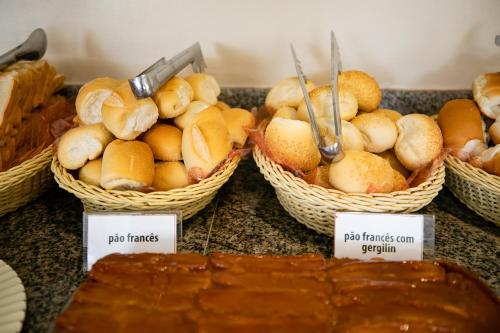 ナタールにあるAtrios Beach Hotelのカウンターのパンのバスケット