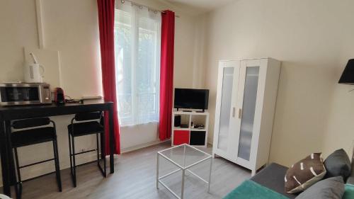 Una televisión o centro de entretenimiento en Comfortable & bright Parisian studio!