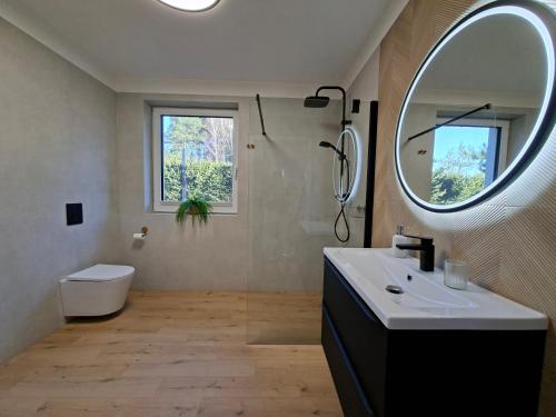 un baño con lavabo y espejo en Lake House Szteklin, en Szteklin