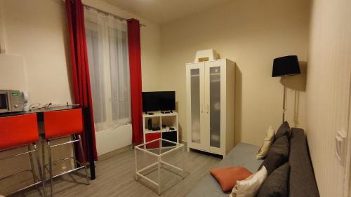 Una televisión o centro de entretenimiento en Comfortable & bright Parisian studio!