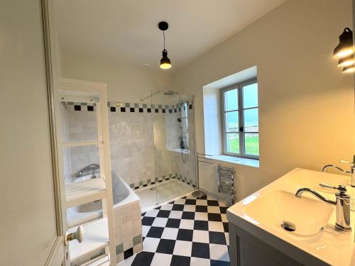 Ένα μπάνιο στο La Ferme du Château de Grisy - Piscine - Calme - Jeux